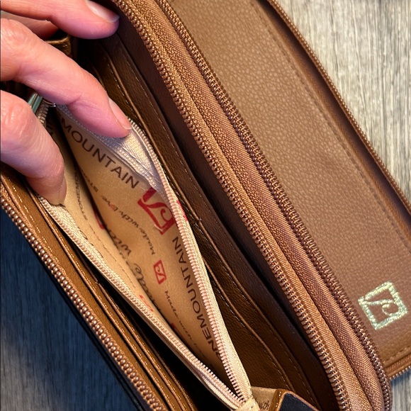 Stone Mountain Pebbled Leather Wallet - Picture 9 of 9